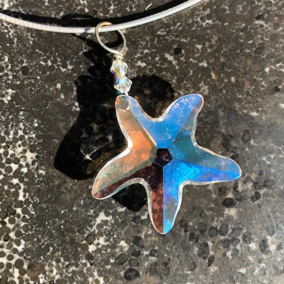 Pretty little crystal starfish charm with silver wire & hook and 2 crystal beads - Picture 3 of 10